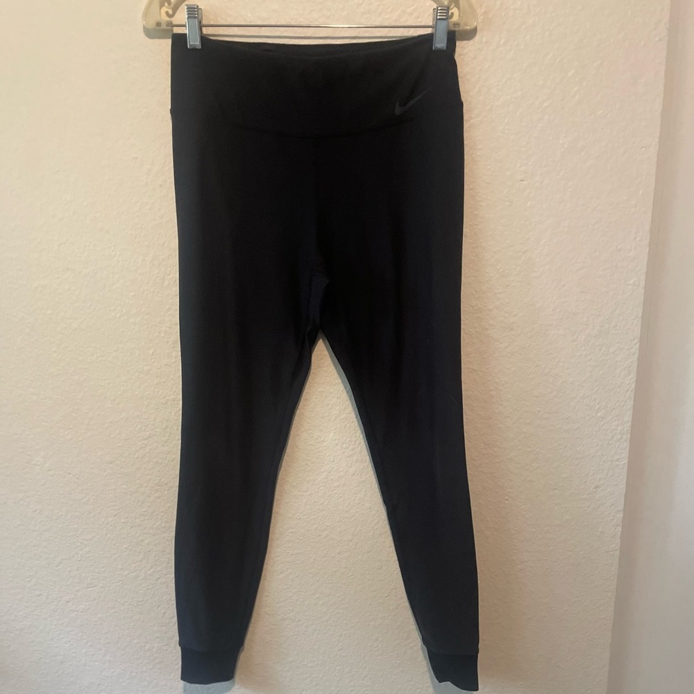 Nike Dri Fit Leggings. SZ M